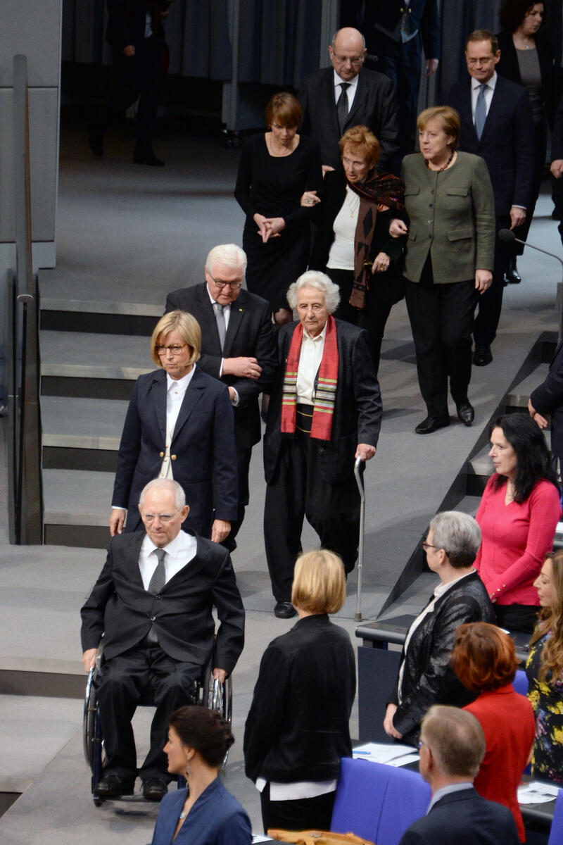 Schäuble, Wolfgang; Lasker-Wallfisch, Anita; Steinmeier, Frank-Walter; Kirchhof, Paul; Merkel, Angela; Lasker-Harpprecht, Renate; Müller, Michael Gedenkstunde des Deutschen Bundestages zum Tag des Gedenkens an die Opfer des Nationalsozialismus. Bundestagspräsident Dr. Wolfgang Schäuble, CDU/CSU, hält die Begrüßungsansprache, Dr. h. c. Anita Lasker-Wallfisch, hält die Gedenkrede. Musikalisch wird die Gedenkstunde von Prof. Raphael Wallfisch, Violoncello, Prof. John York, Piano, Judith Stapf, Violine, und Kärt Ruubel, Piano, umrahmt. An der Gedenkstunde nehmen die Verfassungsorgane teil.