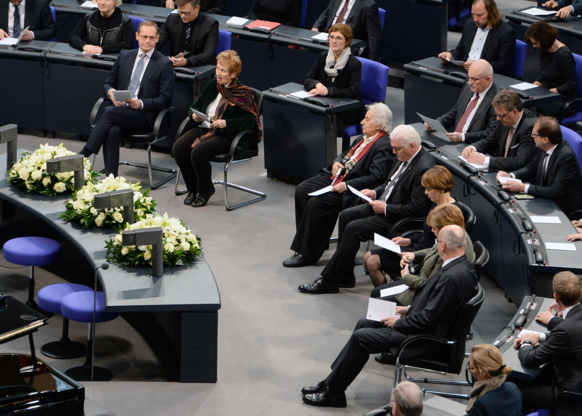 Schäuble, Wolfgang; Lasker-Wallfisch, Anita; Steinmeier, Frank-Walter; Kirchhof, Paul; Merkel, Angela; Lasker-Harpprecht, Renate; Müller, Michael Gedenkstunde des Deutschen Bundestages zum Tag des Gedenkens an die Opfer des Nationalsozialismus. Bundestagspräsident Dr. Wolfgang Schäuble, CDU/CSU, hält die Begrüßungsansprache, Dr. h. c. Anita Lasker-Wallfisch, hält die Gedenkrede. Musikalisch wird die Gedenkstunde von Prof. Raphael Wallfisch, Violoncello, Prof. John York, Piano, Judith Stapf, Violine, und Kärt Ruubel, Piano, umrahmt. An der Gedenkstunde nehmen die Verfassungsorgane teil.
