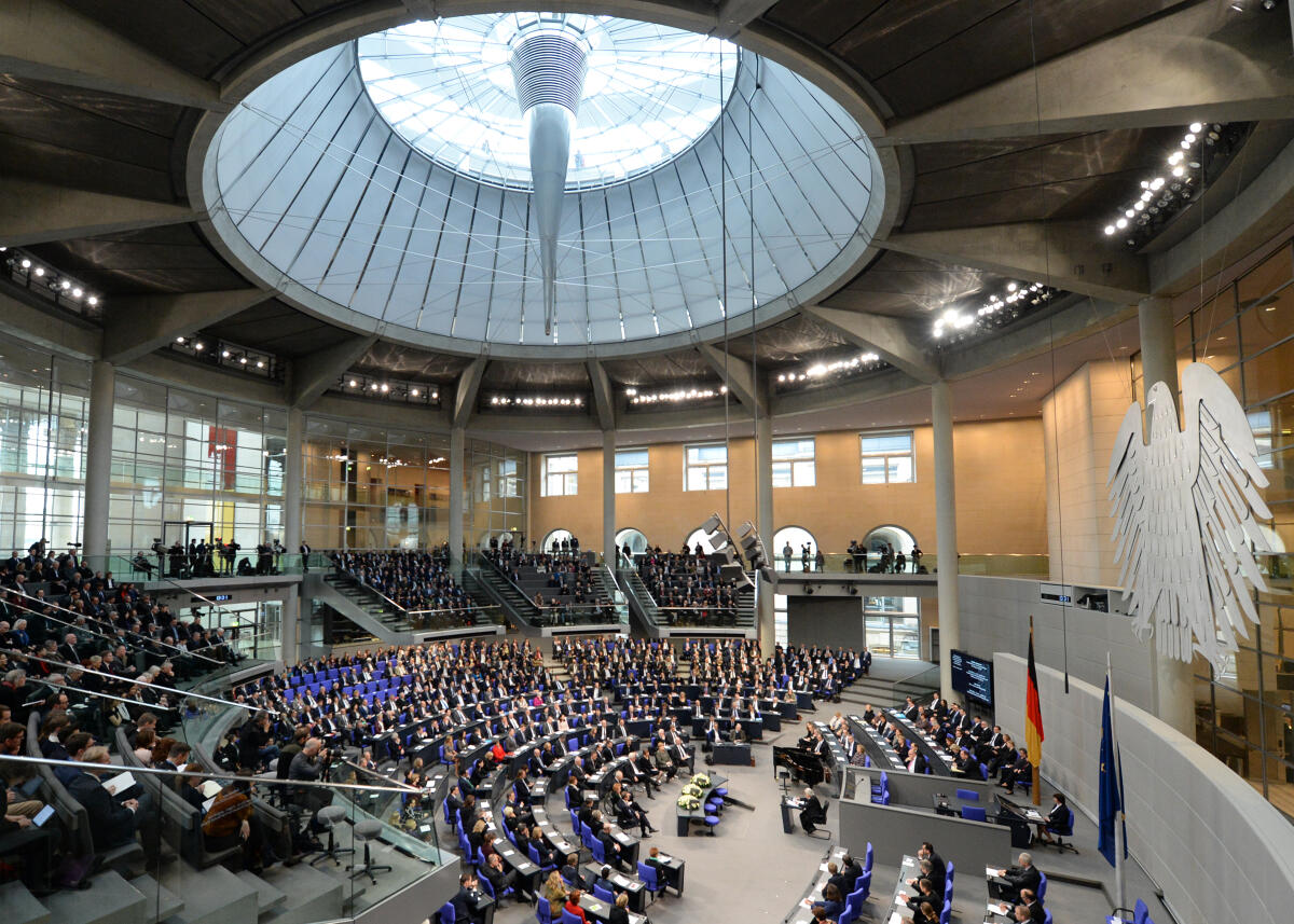  Gedenkstunde des Deutschen Bundestages zum Tag des Gedenkens an die Opfer des Nationalsozialismus. Bundestagspräsident Dr. Wolfgang Schäuble, (Rednerpult), CDU/CSU, hält die Begrüßungsansprache, Dr. h. c. Anita Lasker-Wallfisch, (Rednerpult), hält die Gedenkrede. Musikalisch wird die Gedenkstunde von Prof. Raphael Wallfisch, Violoncello, Prof. John York, Piano, Judith Stapf, Violine, und Kärt Ruubel, Piano, umrahmt.; Übersicht.
