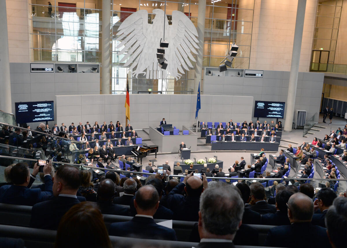  Gedenkstunde des Deutschen Bundestages zum Tag des Gedenkens an die Opfer des Nationalsozialismus. Bundestagspräsident Dr. Wolfgang Schäuble, (Rednerpult), CDU/CSU, hält die Begrüßungsansprache, Dr. h. c. Anita Lasker-Wallfisch, (Rednerpult), hält die Gedenkrede. Musikalisch wird die Gedenkstunde von Prof. Raphael Wallfisch, Violoncello, Prof. John York, Piano, Judith Stapf, Violine, und Kärt Ruubel, Piano, umrahmt.; Übersicht.