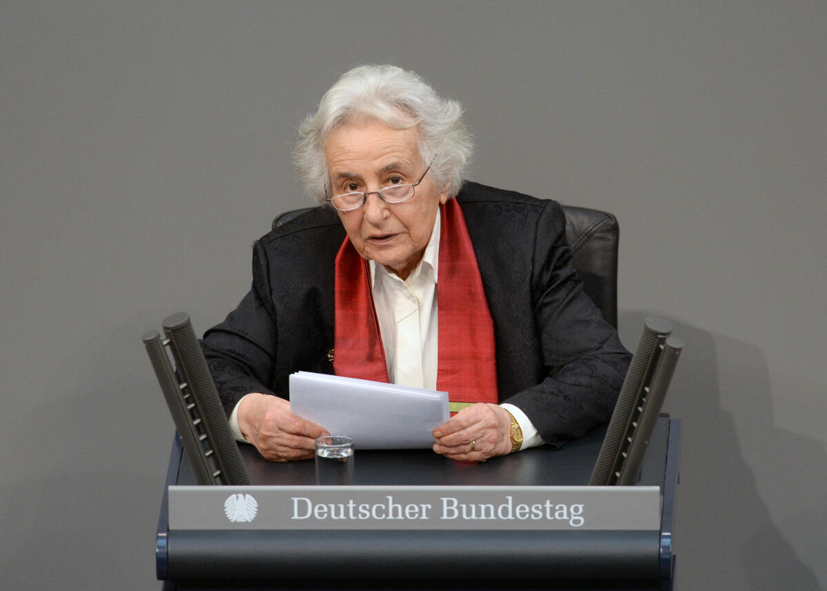 Lasker-Wallfisch, Anita Gedenkstunde des Deutschen Bundestages zum Tag des Gedenkens an die Opfer des Nationalsozialismus. Bundestagspräsident Dr. Wolfgang Schäuble, CDU/CSU, hält die Begrüßungsansprache, Dr. h. c. Anita Lasker-Wallfisch, (Rednerpult), hält die Gedenkrede. Musikalisch wird die Gedenkstunde von Prof. Raphael Wallfisch, Violoncello, Prof. John York, Piano, Judith Stapf, Violine, und Kärt Ruubel, Piano, umrahmt.