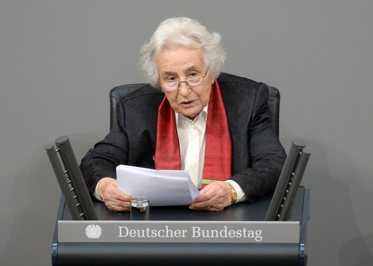 Gedenkstunde des Deutschen Bundestages zum Tag des Gedenkens an die Opfer des Nationalsozialismus. Bundestagspräsident Dr. Wolfgang Schäuble, CDU/CSU, hält die Begrüßungsansprache, Dr. h. c. Anita Lasker-Wallfisch, (Rednerpult), hält die Gedenkrede. Musikalisch wird die Gedenkstunde von Prof. Raphael Wallfisch, Violoncello, Prof. John York, Piano, Judith Stapf, Violine, und Kärt Ruubel, Piano, umrahmt. Lasker-Wallfisch, Anita Gedenkstunde des Deutschen Bundestages zum Tag des Gedenkens an die Opfer des Nationalsozialismus. Bundestagspräsident Dr. Wolfgang Schäuble, CDU/CSU, hält die Begrüßungsansprache, Dr. h. c. Anita Lasker-Wallfisch, (Rednerpult), hält die Gedenkrede. Musikalisch wird die Gedenkstunde von Prof. Raphael Wallfisch, Violoncello, Prof. John York, Piano, Judith Stapf, Violine, und Kärt Ruubel, Piano, umrahmt.