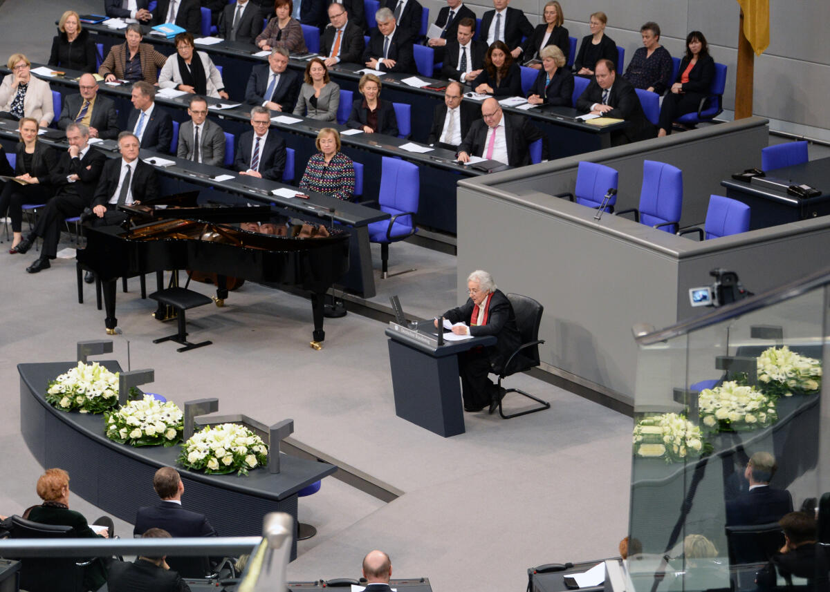 Lasker-Wallfisch, Anita Gedenkstunde des Deutschen Bundestages zum Tag des Gedenkens an die Opfer des Nationalsozialismus. Bundestagspräsident Dr. Wolfgang Schäuble, CDU/CSU, hält die Begrüßungsansprache, Dr. h. c. Anita Lasker-Wallfisch, (Rednerpult), hält die Gedenkrede. Musikalisch wird die Gedenkstunde von Prof. Raphael Wallfisch, Violoncello, Prof. John York, Piano, Judith Stapf, Violine, und Kärt Ruubel, Piano, umrahmt.