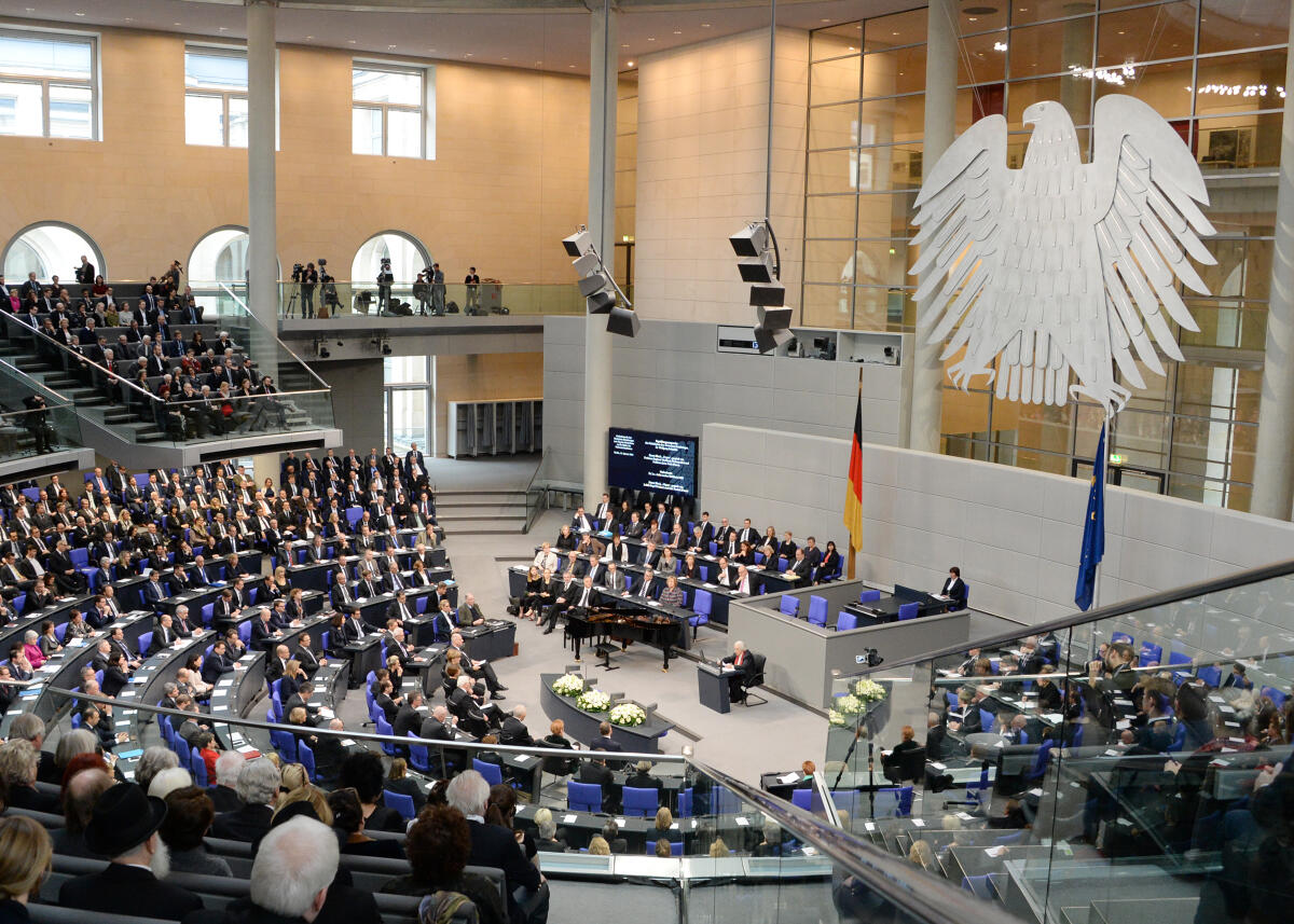  Gedenkstunde des Deutschen Bundestages zum Tag des Gedenkens an die Opfer des Nationalsozialismus. Bundestagspräsident Dr. Wolfgang Schäuble, (Rednerpult), CDU/CSU, hält die Begrüßungsansprache, Dr. h. c. Anita Lasker-Wallfisch, (Rednerpult), hält die Gedenkrede. Musikalisch wird die Gedenkstunde von Prof. Raphael Wallfisch, Violoncello, Prof. John York, Piano, Judith Stapf, Violine, und Kärt Ruubel, Piano, umrahmt.; Übersicht.