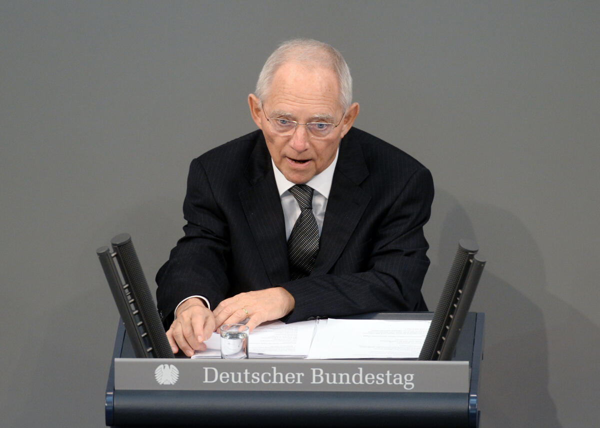 Schäuble, Wolfgang Gedenkstunde des Deutschen Bundestages zum Tag des Gedenkens an die Opfer des Nationalsozialismus. Bundestagspräsident Dr. Wolfgang Schäuble, (Rednerpult), CDU/CSU, hält die Begrüßungsansprache, Dr. h. c. Anita Lasker-Wallfisch, hält die Gedenkrede. Musikalisch wird die Gedenkstunde von Prof. Raphael Wallfisch, Violoncello, Prof. John York, Piano, Judith Stapf, Violine, und Kärt Ruubel, Piano, umrahmt.