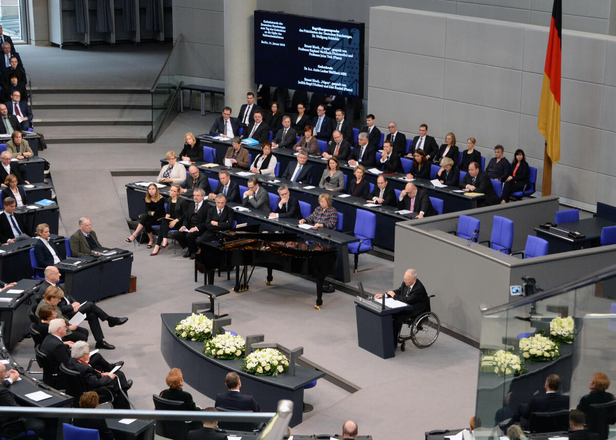 Schäuble, Wolfgang Gedenkstunde des Deutschen Bundestages zum Tag des Gedenkens an die Opfer des Nationalsozialismus. Bundestagspräsident Dr. Wolfgang Schäuble, (Rednerpult), CDU/CSU, hält die Begrüßungsansprache, Dr. h. c. Anita Lasker-Wallfisch, hält die Gedenkrede. Musikalisch wird die Gedenkstunde von Prof. Raphael Wallfisch, Violoncello, Prof. John York, Piano, Judith Stapf, Violine, und Kärt Ruubel, Piano, umrahmt.