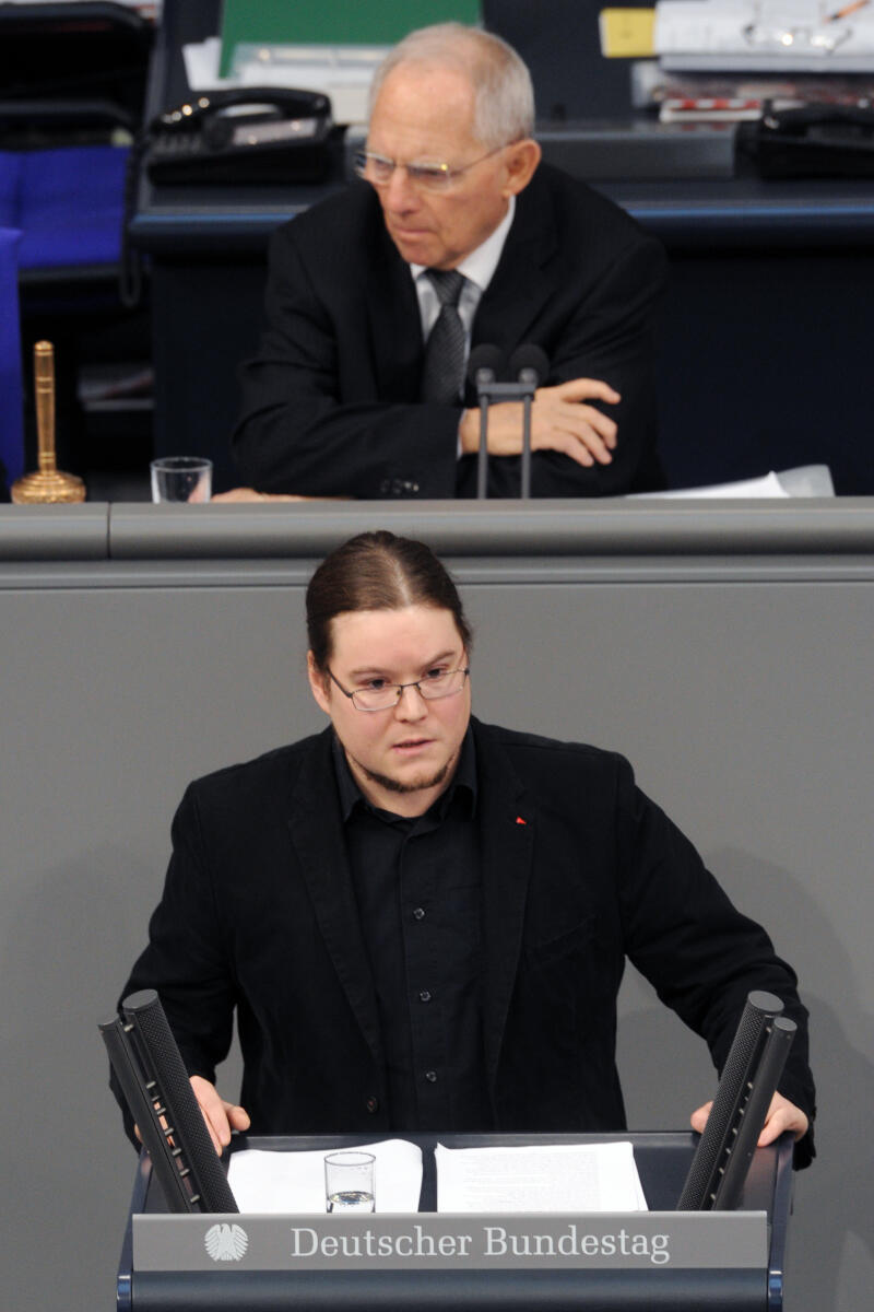 Müller, Norbert; Schäuble, Wolfgang Norbert Müller, DIE LINKE, Bundestagsabgeordneter, Abgeordneter, Mitglied Deutscher Bundestag, MdB, Rede, 8. Sitzung, Top 19, Thema: Altersfeststellung minderjähriger Flüchtlinge, Vorsitz: Bundestagspräsident Dr. Wolfgang Schäuble, CDU/CSU.; Rednerpult.