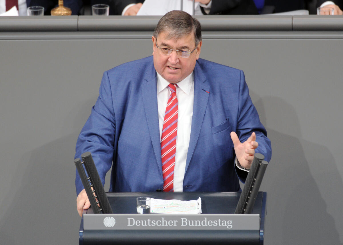 Lamers, Karl A. Prof. h. c. Dr. Karl A. Lamers, CDU/CSU Bundestagsabgeordneter, Abgeordneter, Mitglied Deutscher Bundestag, MdB, Rede, 8. Sitzung, Top 21, Thema: Zwei-Prozent-Rüstungsziel der NATO.; Rednerpult.