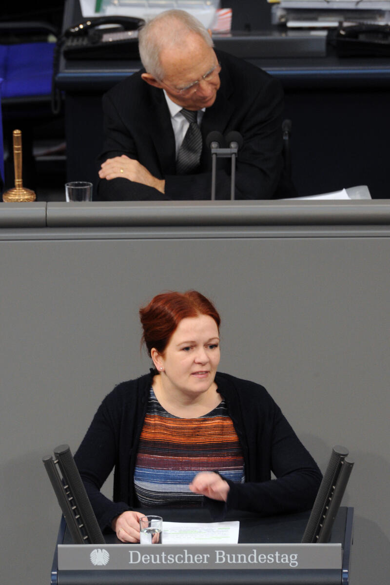 Dörner, Katja; Schäuble, Wolfgang Katja Dörner, Bündnis 90/Die Grünen, Bundestagsabgeordnete, Abgeordnete, Mitglied Deutscher Bundestag, MdB, Rede, 8. Sitzung, Top 19, Thema: Altersfeststellung minderjähriger Flüchtlinge, Vorsitz: Bundestagspräsident Dr. Wolfgang Schäuble, CDU/CSU.; Rednerpult