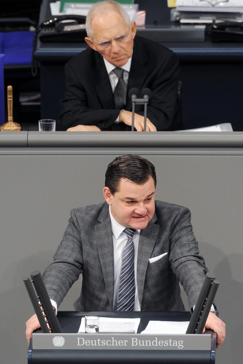 Weinberg, Marcus; Schäuble, Wolfgang Marcus Weinberg, CDU/CSU, Bundestagsabgeordneter, Abgeordneter, Mitglied Deutscher Bundestag, MdB, Rede, 8. Sitzung, Top 19, Thema: Altersfeststellung minderjähriger Flüchtlinge, Vorsitz: Bundestagspräsident Dr. Wolfgang Schäuble, CDU/CSU.; Rednerpult.