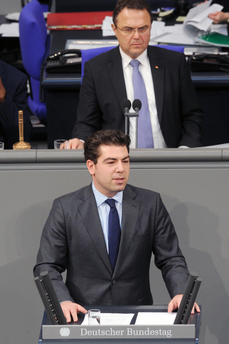 Thomas Hitschtler, SPD Bundestagsabgeordneter, Abgeordneter, Mitglied Deutscher Bundestag, MdB, Rede, 8. Sitzung, Top 21, Thema: Zwei-Prozent-Rüstungsziel der NATO, Vorsitz: Bundestagsvizepräsident Dr. Hans-Peter Friedrich, CDU/CSU.; Rednerpult. Hitschler, Thomas; Friedrich, Hans-Peter Thomas Hitschtler, SPD Bundestagsabgeordneter, Abgeordneter, Mitglied Deutscher Bundestag, MdB, Rede, 8. Sitzung, Top 21, Thema: Zwei-Prozent-Rüstungsziel der NATO, Vorsitz: Bundestagsvizepräsident Dr. Hans-Peter Friedrich, CDU/CSU.; Rednerpult.