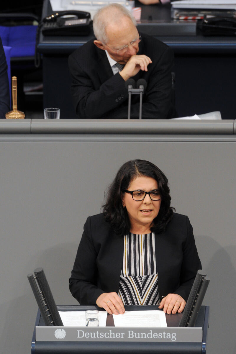 Yüksel, Gülistan; Schäuble, Wolfgang Gülistan Yüksel, SPD, Bundestagsabgeordnete, Abgeordnete, Mitglied Deutscher Bundestag, MdB, Rede, 8. Sitzung, Top 19, Thema: Altersfeststellung minderjähriger Flüchtlinge, Vorsitz: Bundestagspräsident Dr. Wolfgang Schäuble, CDU/CSU.; Rednerpult