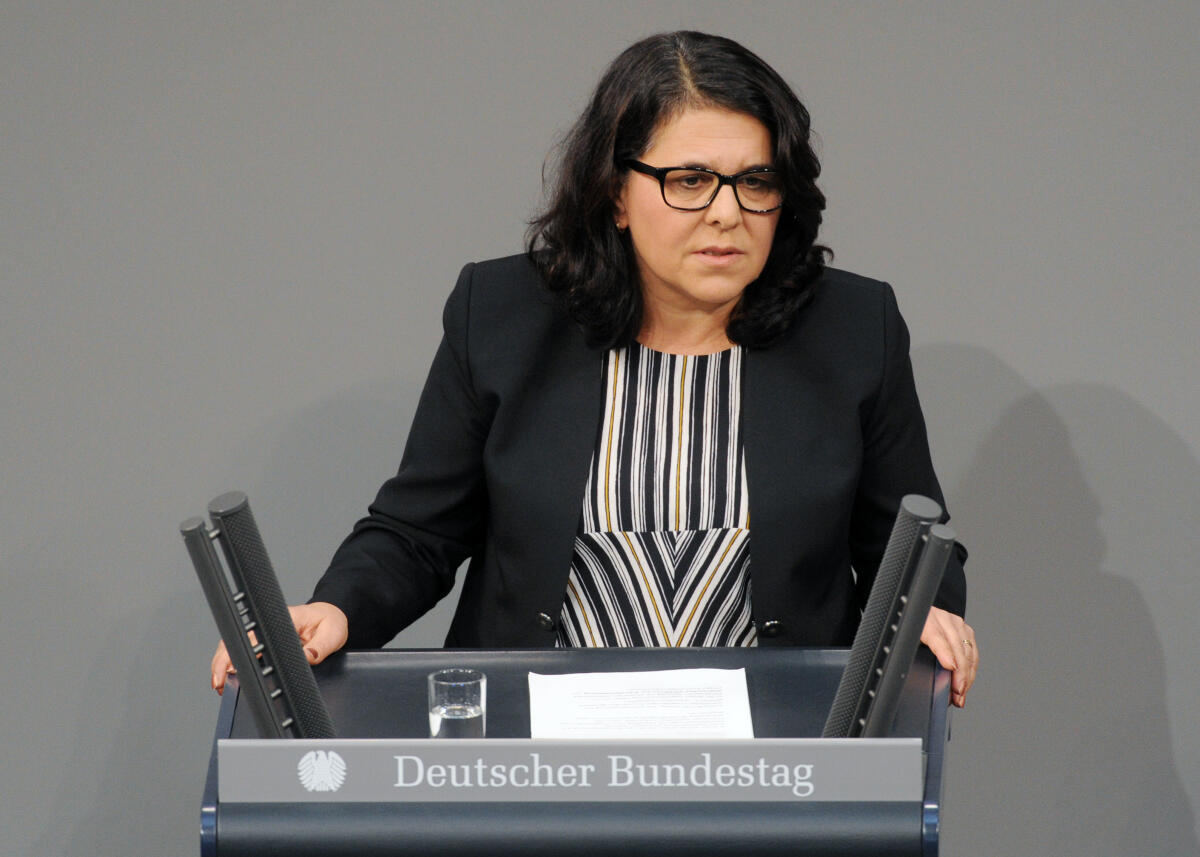 Yüksel, Gülistan Gülistan Yüksel, SPD, Bundestagsabgeordnete, Abgeordnete, Mitglied Deutscher Bundestag, MdB, Rede, 8. Sitzung, Top 19, Thema: Altersfeststellung minderjähriger Flüchtlinge.; Rednerpult.