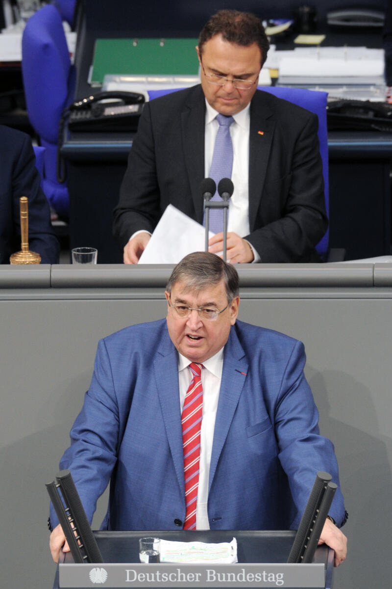 Lamers, Karl A.; Friedrich, Hans-Peter Prof. h. c. Dr. Karl A. Lamers, CDU/CSU Bundestagsabgeordneter, Abgeordneter, Mitglied Deutscher Bundestag, MdB, Rede, 8. Sitzung, Top 21, Thema: Zwei-Prozent-Rüstungsziel der NATO, Vorsitz: Bundestagsvizepräsident Dr. Hans-Peter Friedrich, CDU/CSU.; Rednerpult.