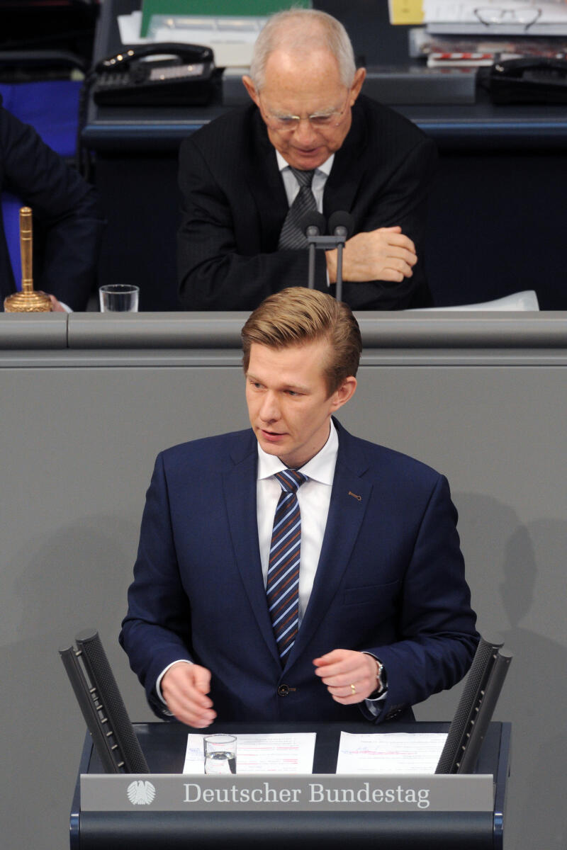 Seestern-Pauly, Matthias; Schäuble, Wolfgang Matthias Seestern-Pauly, FDP, Bundestagsabgeordneter, Abgeordneter, Mitglied Deutscher Bundestag, MdB, Rede, 8. Sitzung, Top 19, Thema: Altersfeststellung minderjähriger Flüchtlinge, Vorsitz: Bundestagspräsident Dr. Wolfgang Schäuble, CDU/CSU.; Rednerpult.