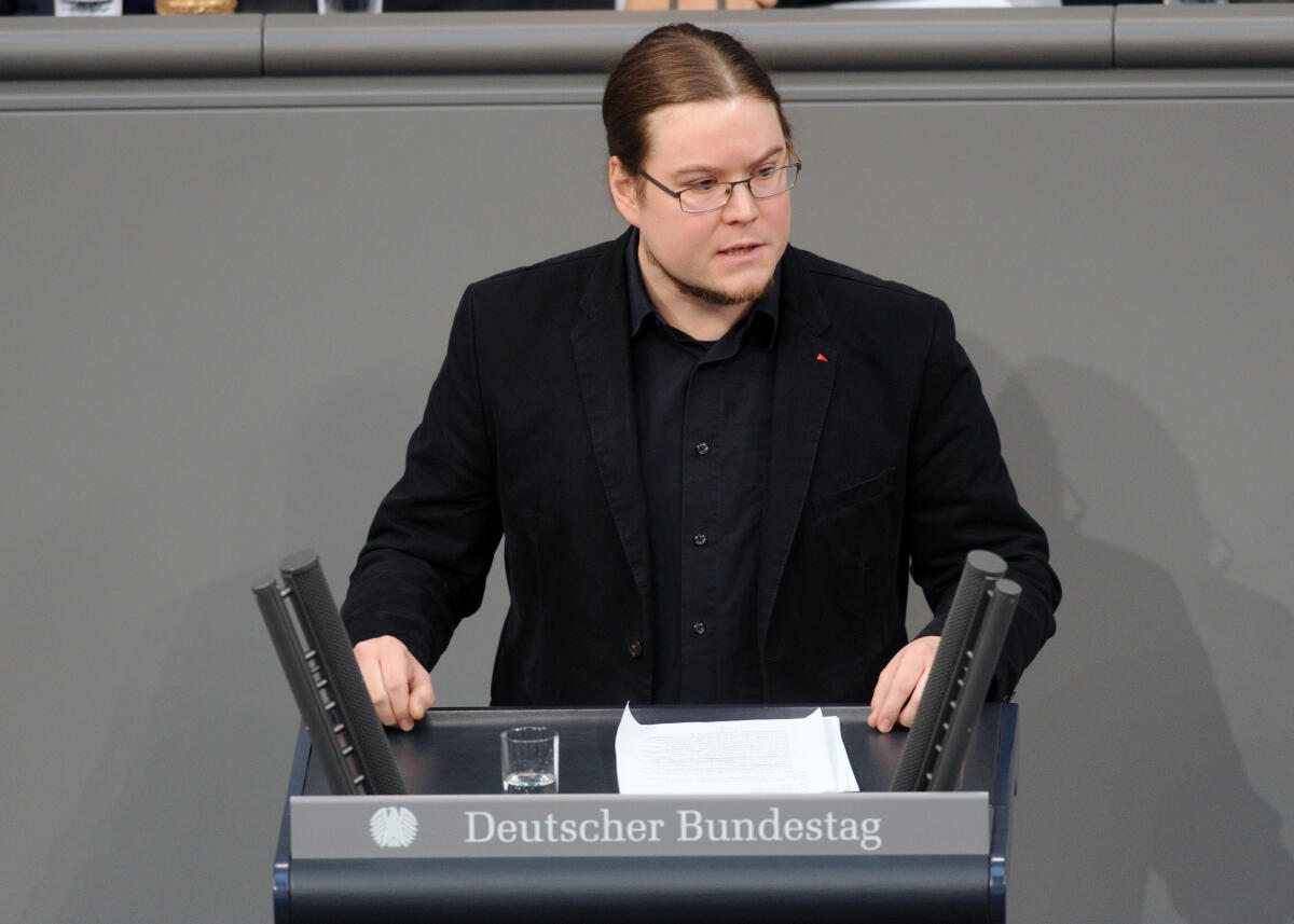 Müller, Norbert Norbert Müller, DIE LINKE, Bundestagsabgeordneter, Abgeordneter, Mitglied Deutscher Bundestag, MdB, Rede, 8. Sitzung, Top 19, Thema: Altersfeststellung minderjähriger Flüchtlinge.; Rednerpult.