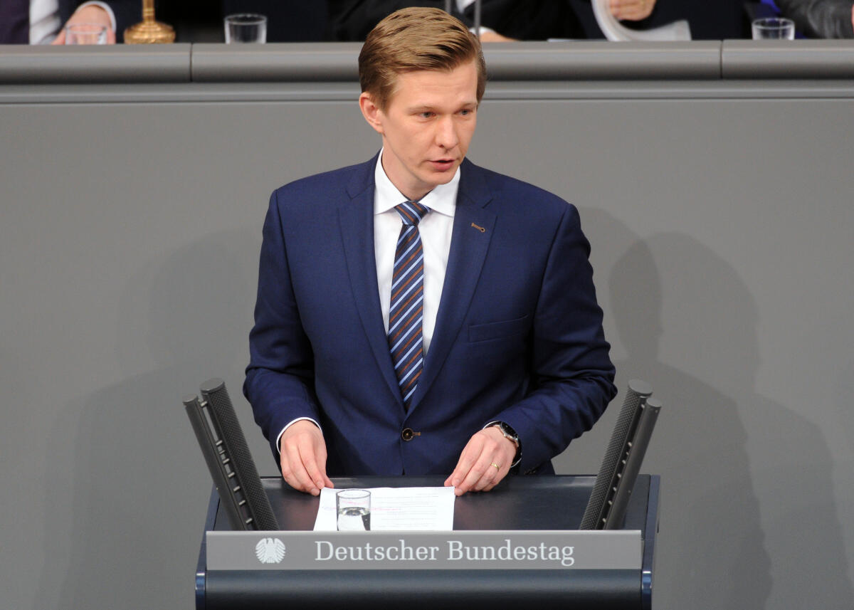 Matthias Seestern-Pauly, FDP, Bundestagsabgeordneter, Abgeordneter, Mitglied Deutscher Bundestag, MdB, Rede, 8. Sitzung, Top 19, Thema: Altersfeststellung minderjähriger Flüchtlinge.; Rednerpult. Seestern-Pauly, Matthias Matthias Seestern-Pauly, FDP, Bundestagsabgeordneter, Abgeordneter, Mitglied Deutscher Bundestag, MdB, Rede, 8. Sitzung, Top 19, Thema: Altersfeststellung minderjähriger Flüchtlinge.; Rednerpult.