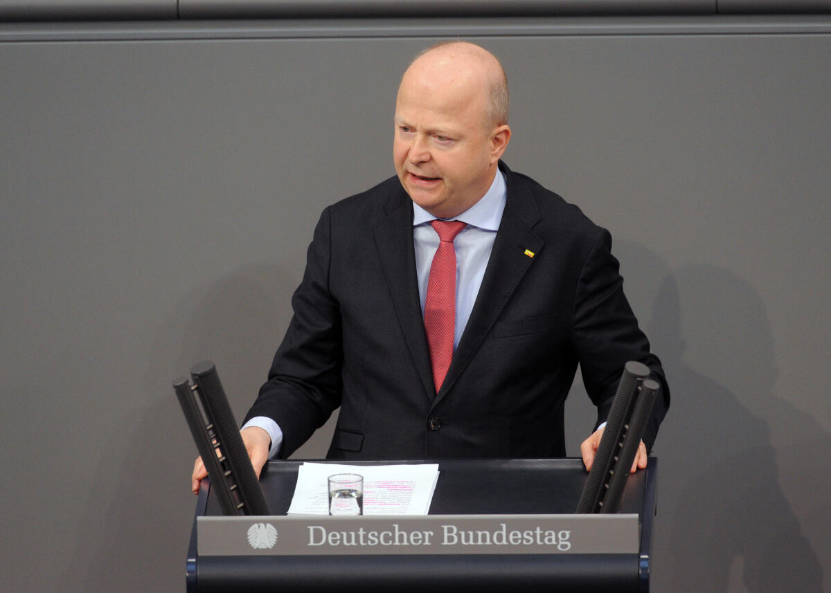 Theurer, Michael Michael Theurer, FDP, Bundestagsabgeordneter, Abgeordneter, Mitglied Deutscher Bundestag, MdB, Rede, 8. Sitzung, Top 20, ZP 8, Thema: Beitragssatz in der Arbeitslosenversicherung.; Rednerpult.
