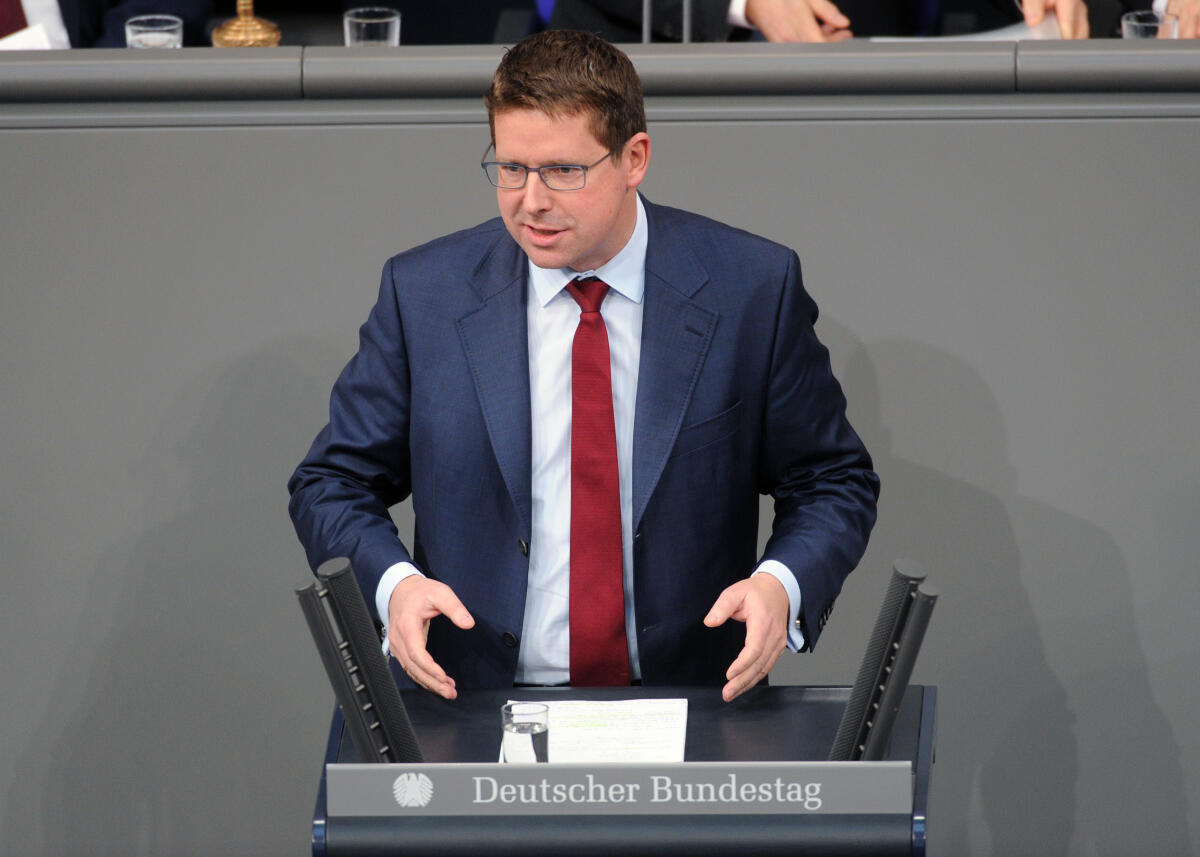 Stracke, Stephan Stephan Stracke, CDU/CSU, Bundestagsabgeordneter, Abgeordneter, Mitglied Deutscher Bundestag, MdB, Rede, 8. Sitzung, Top 20, ZP 8, Thema: Beitragssatz in der Arbeitslosenversicherung.; Rednerpult.