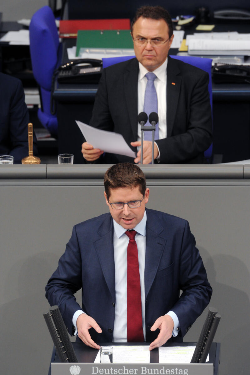 Stephan Stracke, CDU/CSU, Bundestagsabgeordneter, Abgeordneter, Mitglied Deutscher Bundestag, MdB, Rede, 8. Sitzung, Top 20, ZP 8, Thema: Beitragssatz in der Arbeitslosenversicherung, Vorsitz: Bundestagsvizepräsident Dr. Hans-Peter Friedrich, CDU/CSU.; Rednerpult. Stracke, Stephan; Friedrich, Hans-Peter Stephan Stracke, CDU/CSU, Bundestagsabgeordneter, Abgeordneter, Mitglied Deutscher Bundestag, MdB, Rede, 8. Sitzung, Top 20, ZP 8, Thema: Beitragssatz in der Arbeitslosenversicherung, Vorsitz: Bundestagsvizepräsident Dr. Hans-Peter Friedrich, CDU/CSU.; Rednerpult.