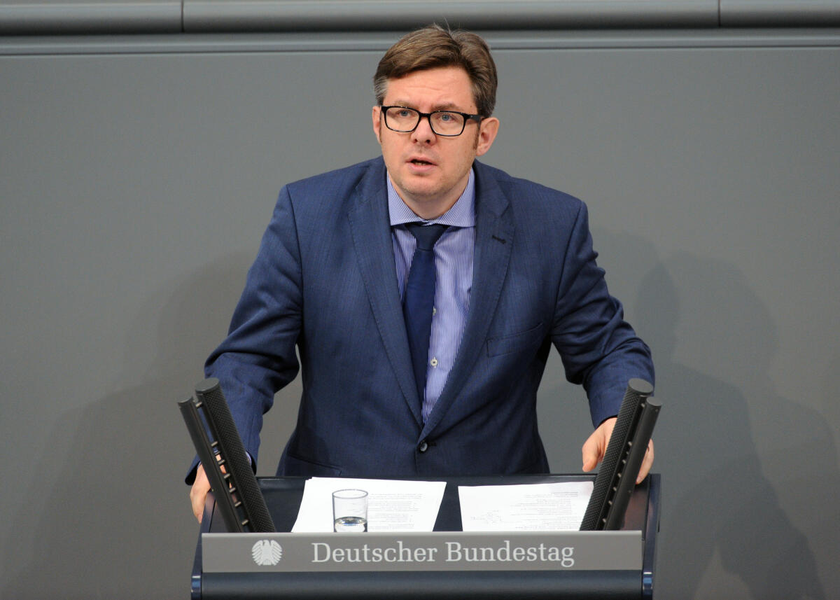 Rosemann, Martin Dr. Martin Rosemann, SPD, Bundestagsabgeordneter, Abgeordneter, Mitglied Deutscher Bundestag, MdB, Rede, 8. Sitzung, Top 20, ZP 8, Thema: Beitragssatz in der Arbeitslosenversicherung.; Rednerpult.
