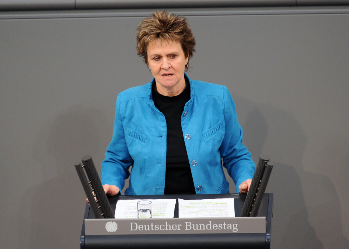 Zimmermann, Sabine Sabine Zimmermann, DIE LINKE, Bundestagsabgeordnete, Abgeordnete, Mitglied Deutscher Bundestag, MdB, Rede, 8. Sitzung, Top 20, ZP 8, Thema: Beitragssatz in der Arbeitslosenversicherung.; Rednerpult.