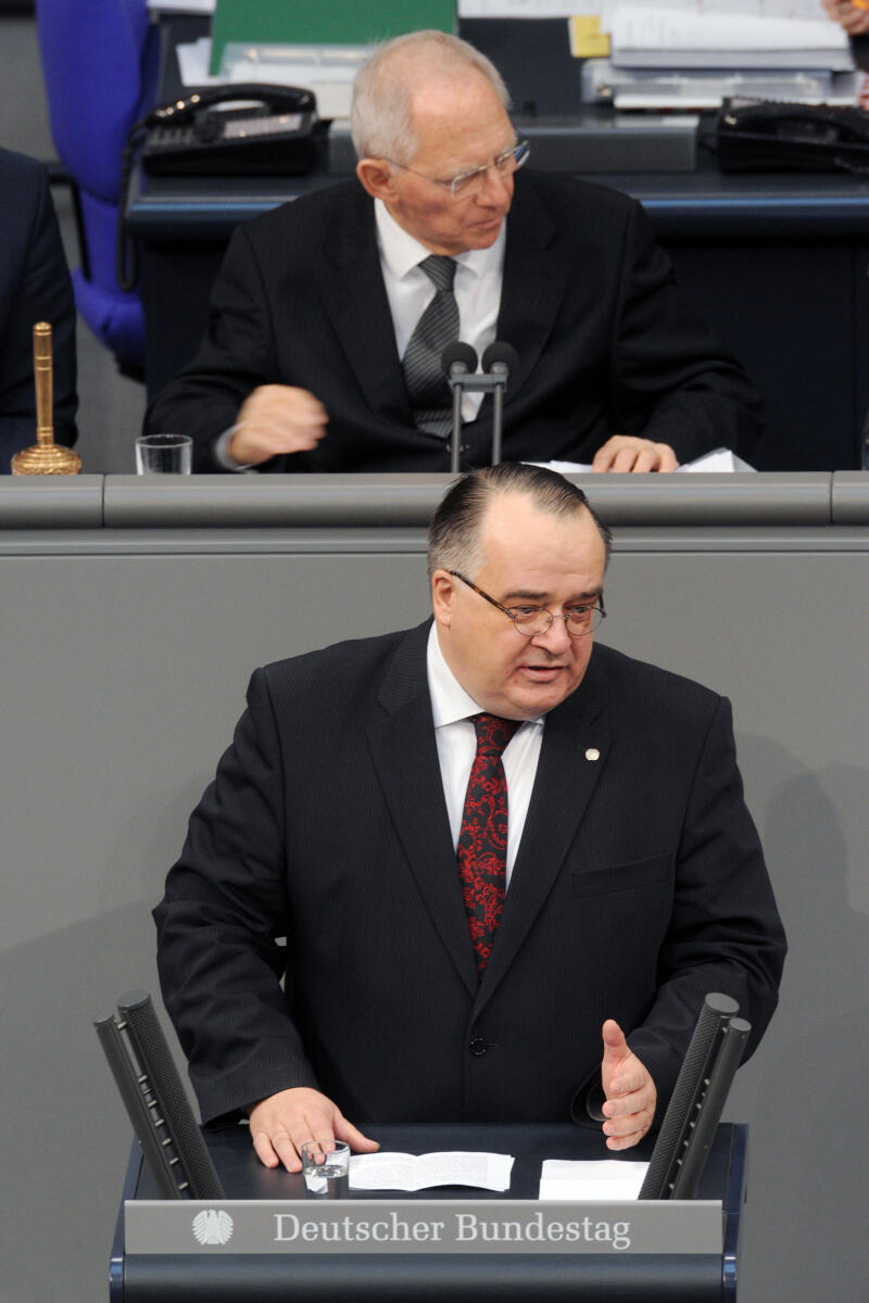 Zimmer, Matthias; Schäuble, Wolfgang Dr. Matthias Zimmer, CDU/CSU, Bundestagsabgeordneter, Abgeordneter, Mitglied Deutscher Bundestag, MdB, Rede, 8. Sitzung, Top 20, ZP 8, Thema: Beitragssatz in der Arbeitslosenversicherung, Vorsitz: Bundestagspräsident Dr. Wolfgang Schäuble, CDU/CSU.; Rednerpult.
