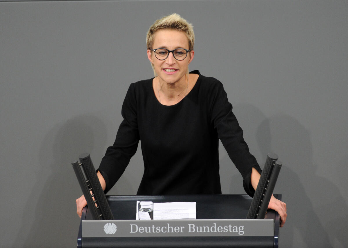 Schön, Nadine Nadine Schön, CDU/CSU, Bundestagsabgeordnete, Abgeordnete, Mitglied Deutscher Bundestag, MdB, Rede, 7. Sitzung, ZP 2, Thema: Aktuelle Stunde - Freiheit und Gleichheit von Frauen.; Rednerpult.