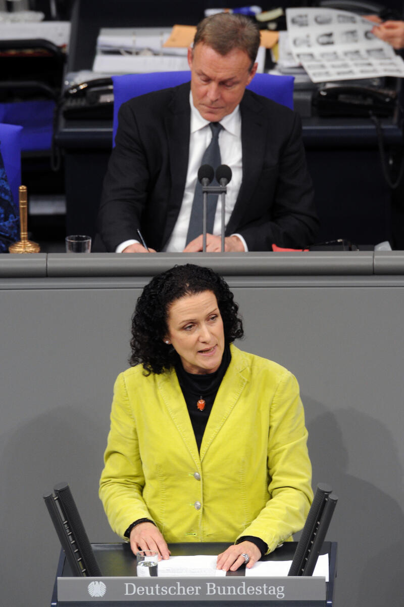 Höchst, Nicole; Oppermann, Thomas Nicole Höchst, AfD, Bundestagsabgeordnete, Abgeordnete, Mitglied Deutscher Bundestag, MdB, Rede, 7. Sitzung, ZP 2, Thema: Aktuelle Stunde - Freiheit und Gleichheit von Frauen, Vorsitz: Bundestagsvizepräsident Thomas Oppermann, SPD.; 