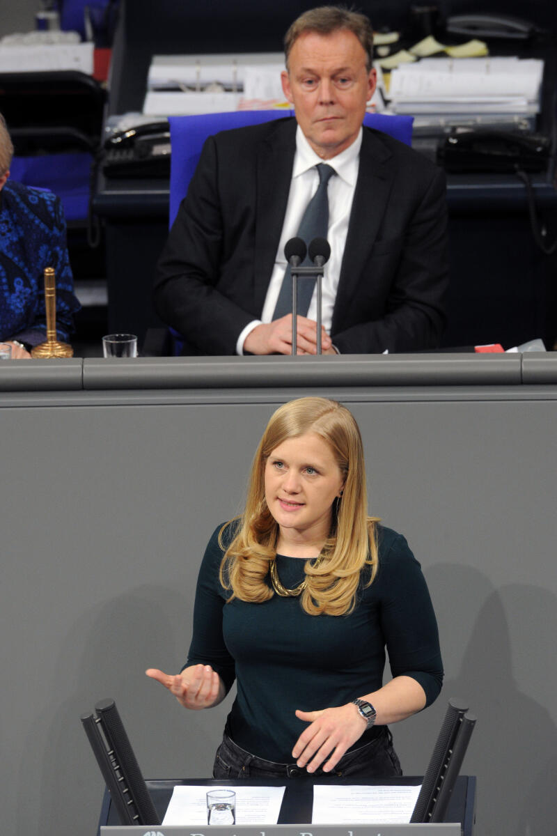 Ortleb, Josephine; Oppermann, Thomas Josephine Ortleb, SPD, Bundestagsabgeordnete, Abgeordnete, Mitglied Deutscher Bundestag, MdB, Rede, 7. Sitzung, ZP 2, Thema: Aktuelle Stunde - Freiheit und Gleichheit von Frauen, Vorsitz: Bundestagsvizepräsident Thomas Oppermann, SPD.; Rednerpult.