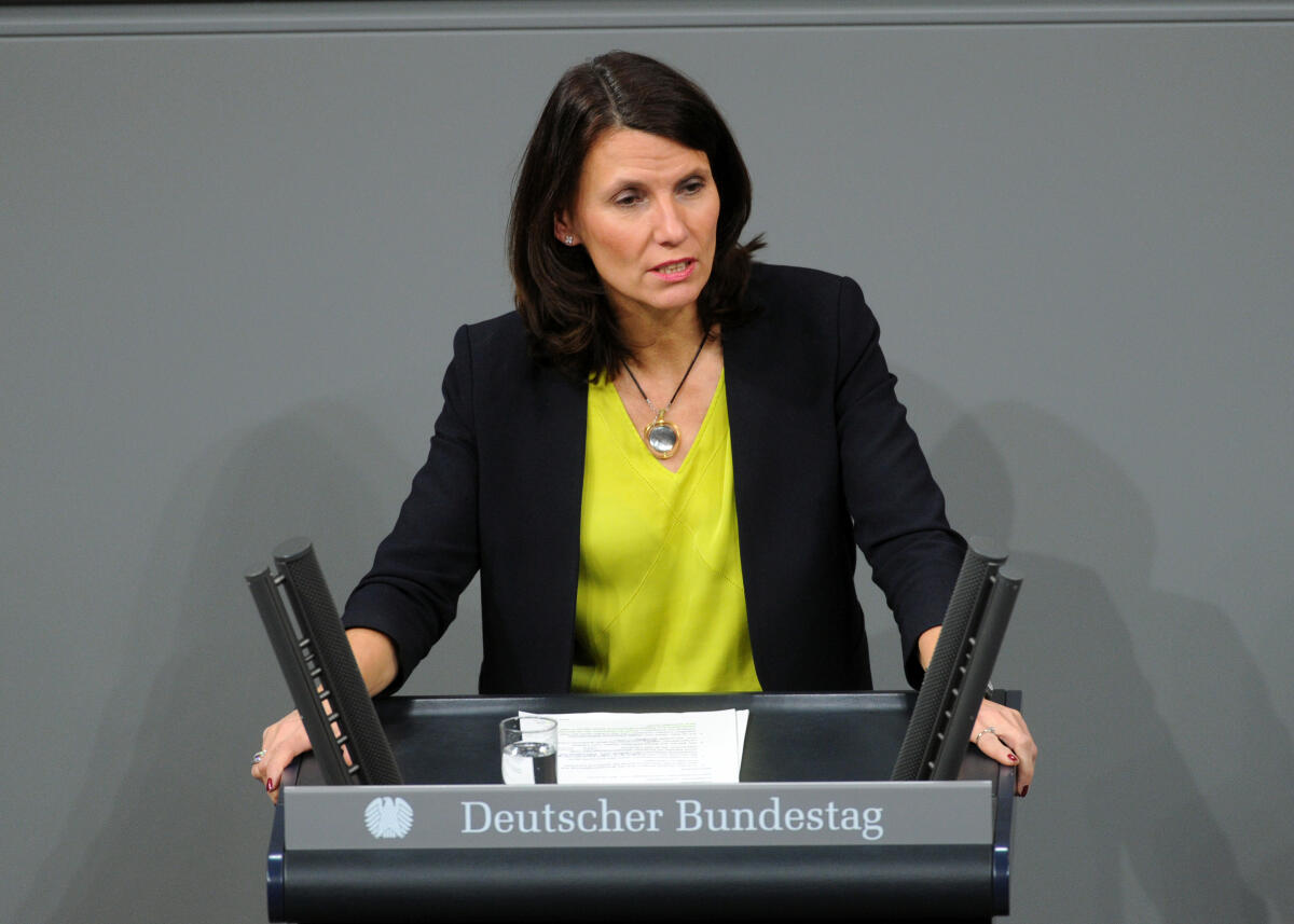 Schwarzelühr-Sutter, Rita Rita Schwarzelühr-Sutter, PSts., SPD, Bundestagsabgeordnete, Abgeordnete, Mitglied Deutscher Bundestag, MdB, Rede, 7. Sitzung, ZP 1, 17, Thema: Klimaschutz.; Rednerpult.