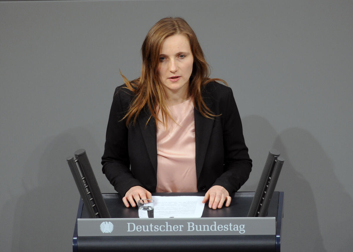 Badum, Lisa Lisa Badum, Bündnis 90/Die Grünen, Bundestagsabgeordnete, Abgeordnete, Mitglied Deutscher Bundestag, MdB, Rede, 7. Sitzung, ZP 1, 17, Thema: Klimaschutz.; Rednerpult.