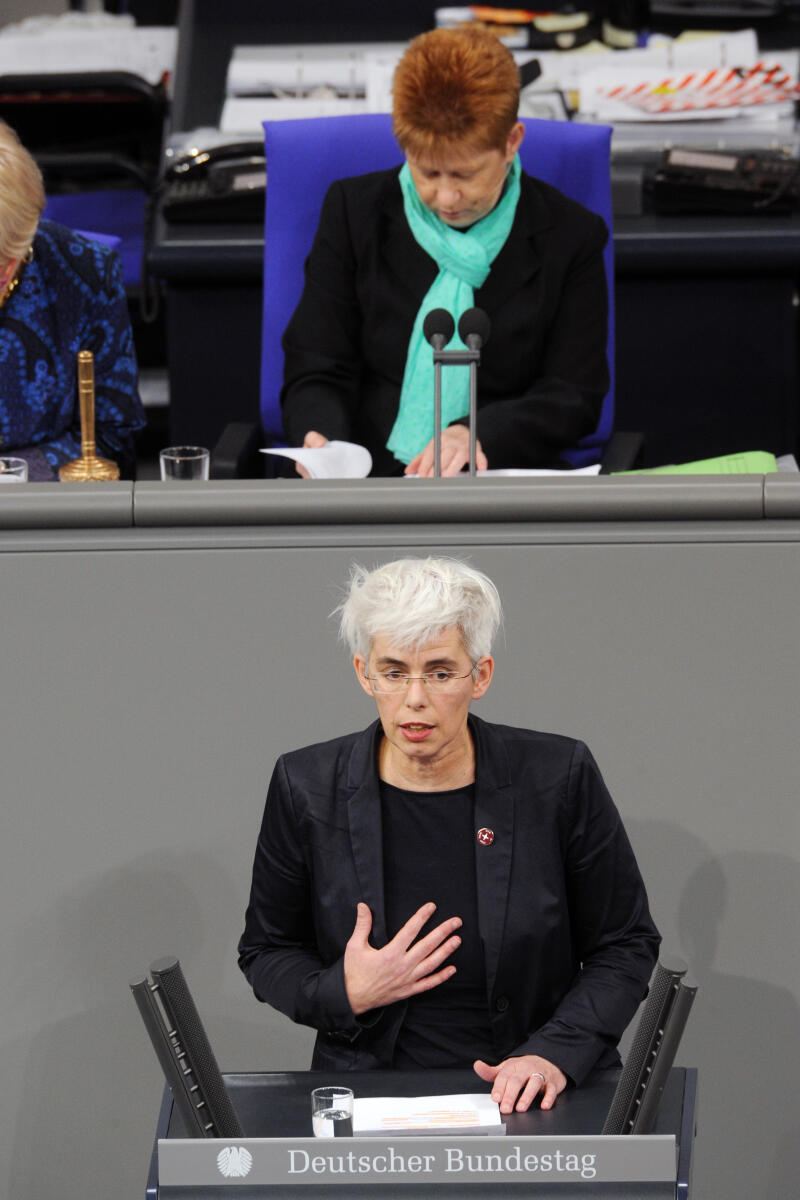 Schauws, Ulle; Pau, Petra Ulle Schauws, Bündnis 90/Die Grünen, Bundestagsabgeordnete, Abgeordnete, Mitglied Deutscher Bundestag, MdB, Rede, 7. Sitzung, ZP 2, Thema: Aktuelle Stunde - Freiheit und Gleichheit von Frauen,; Vorsitz: Bundestagsvizepräsidentin Petra Pau, Die Linke.; Rednerpult.