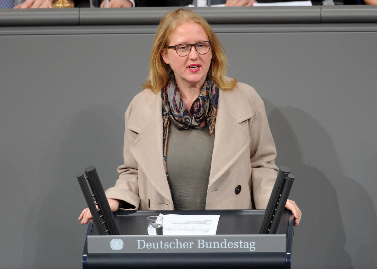 Paus, Lisa Lisa Paus, Bündnis 90/Die Grünen, Bundestagsabgeordnete, Abgeordnete, Mitglied Deutscher Bundestag, MdB, Rede, 7. Sitzung, Top 13, Thema: Vermögensteuer.; Rednerpult.
