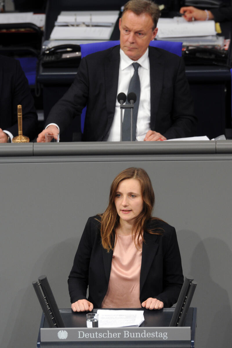 Badum, Lisa; Oppermann, Thomas Lisa Badum, Bündnis 90/Die Grünen, Bundestagsabgeordnete, Abgeordnete, Mitglied Deutscher Bundestag, MdB, Rede, 7. Sitzung, ZP 1, 17, Thema: Klimaschutz, Vorsitz: Bundestagsvizepräsident Thomas Oppermann, SPD.; Rednerpult.