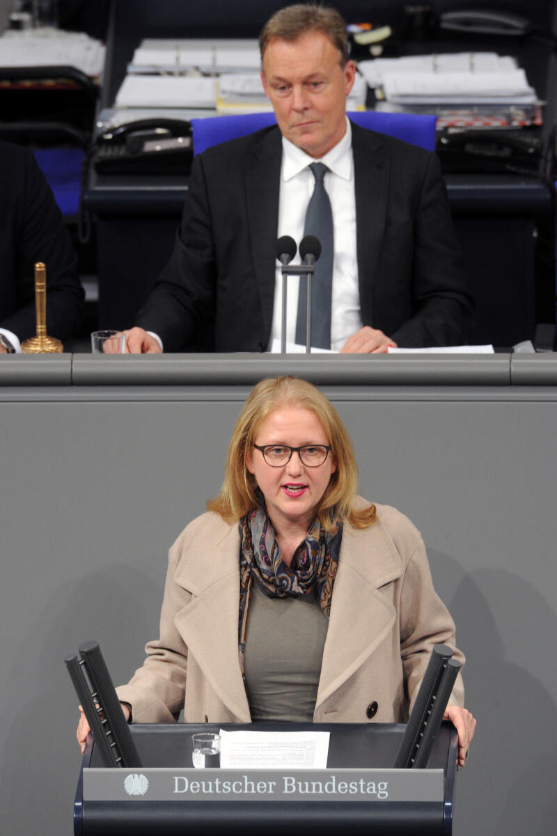 Paus, Lisa; Oppermann, Thomas Lisa Paus, Bündnis 90/Die Grünen, Bundestagsabgeordnete, Abgeordnete, Mitglied Deutscher Bundestag, MdB, Rede, 7. Sitzung, Top 13, Thema: Vermögensteuer, Vorsitz: Bundestagsvizepräsident Thomas Oppermann, SPD.; Rednerpult.