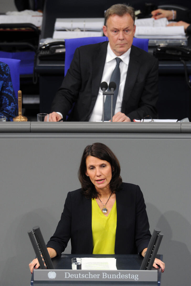 Schwarzelühr-Sutter, Rita; Oppermann, Thomas Rita Schwarzelühr-Sutter, PSts., SPD, Bundestagsabgeordnete, Abgeordnete, Mitglied Deutscher Bundestag, MdB, Rede, 7. Sitzung, ZP 1, 17, Thema: Klimaschutz, Vorsitz: Bundestagsvizepräsident Thomas Oppermann, SPD.; Rednerpult.