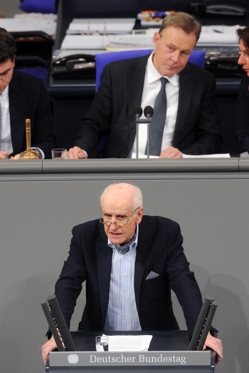 Glaser, Albrecht; Oppermann, Thomas Albrecht Glaser, AfD, Bundestagsabgeordneter, Abgeordneter, Mitglied Deutscher Bundestag, MdB, Rede, 7. Sitzung, Top 13, Thema: Vermögensteuer, Vorsitz: Bundestagsvizepräsident Thomas Oppermann, SPD.; Rednerpult.