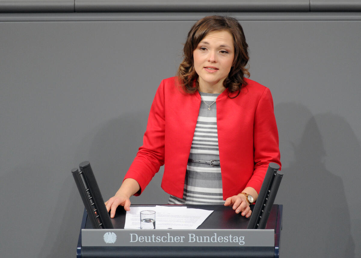 Kaiser, Elisabeth Elisabeth Kaiser, SPD, Bundestagsabgeordnete, Abgeordnete, Mitglied Deutscher Bundestag, MdB, Rede, 7. Sitzung, Top 13, Thema: Vermögensteuer.; Rednerpult.