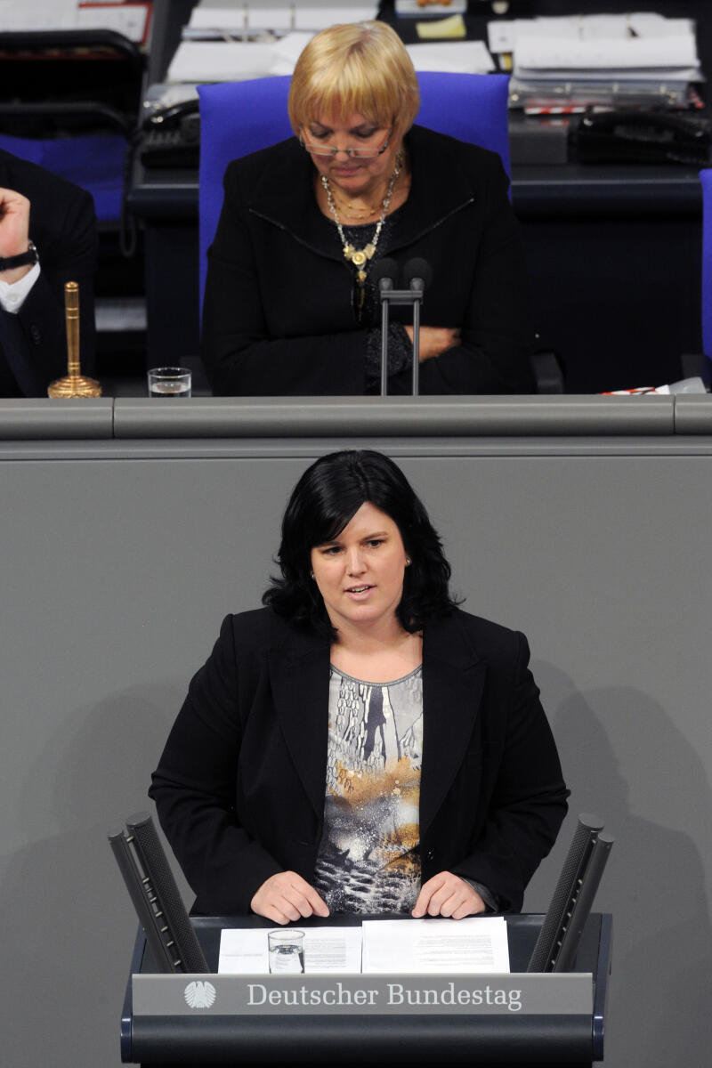 Konrad, Carina; Roth, Claudia Carina Konrad, FDP, Bundestagsabgeordnete, Abgeordnete, Mitglied Deutscher Bundestag, MdB, Rede, 7. Sitzung, Top 12, Thema: Digitalisierung in der Landwirtschaft, Vorsitz: Bundestagsvizepräsidentin Claudia Roth, Bündnis 90/Die Grünen.; Rednerpult.