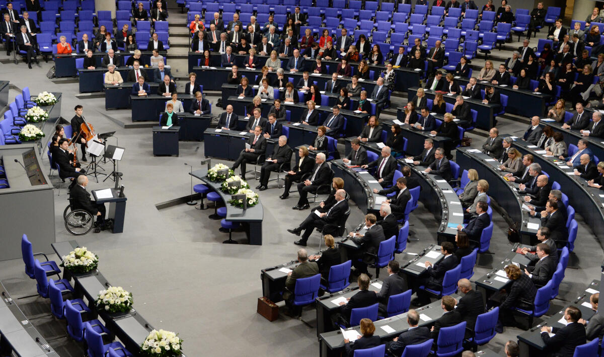Schäuble, Wolfgang Staatsakt zu Ehren des früheren Bundestagspräsidenten Dr. Philipp Jenninger.; Bundestagspräsident Dr. Wolfgang Schäuble am Rednerpult