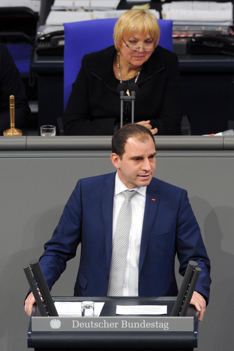 Maik Beermann, CDU/CSU, Bundestagsabgeordneter, Abgeordneter, Mitglied Deutscher Bundestag, MdB, Rede, 7. Sitzung, Top 12, Thema: Digitalisierung in der Landwirtschaft, Vorsitz: Bundestagsvizepräsidentin Claudia Roth, Bündnis 90/Die Grünen.; Rednerpult. Beermann, Maik; Roth, Claudia Maik Beermann, CDU/CSU, Bundestagsabgeordneter, Abgeordneter, Mitglied Deutscher Bundestag, MdB, Rede, 7. Sitzung, Top 12, Thema: Digitalisierung in der Landwirtschaft, Vorsitz: Bundestagsvizepräsidentin Claudia Roth, Bündnis 90/Die Grünen.; Rednerpult.