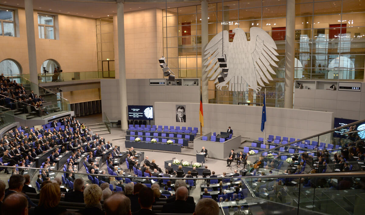 Staatsakt zu Ehren des früheren Bundestagspräsidenten Dr. Philipp Jenninger.; Blick in den Plenarsaal. Staatsakt zu Ehren des früheren Bundestagspräsidenten Dr. Philipp Jenninger.; Blick in den Plenarsaal.