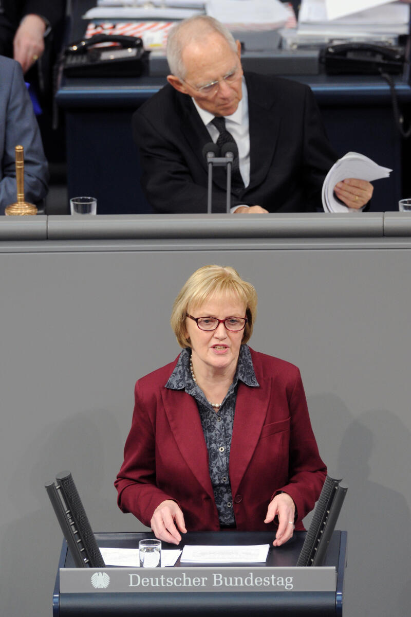 Schulte, Ursula; Schäuble, Wolfgang Ursula Schulte, SPD, Bundestagsabgeordnete, Abgeordnete, Mitglied Deutscher Bundestag, MdB, Rede, 7. Sitzung, Top 8, Thema: Gesunde Ernährung, Vorsitz: Bundestagspräsident Dr. Wolfgang Schäuble, CDU/CSU.; Rednerpult.