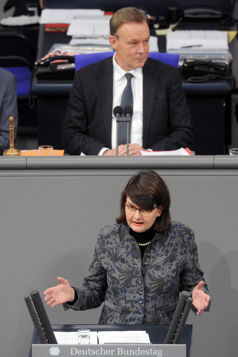 Flachsbarth, Maria; Oppermann, Thomas Dr. Maria Flachsbarth, CDU/CSU, Bundestagsabgeordnete, Abgeordnete, Mitglied Deutscher Bundestag, MdB, Rede, 7. Sitzung, Top 8, Thema: Gesunde Ernährung, Vorsitz: Bundestagsvizepräsident Thomas Oppermann, SPD.; Rednerpult.