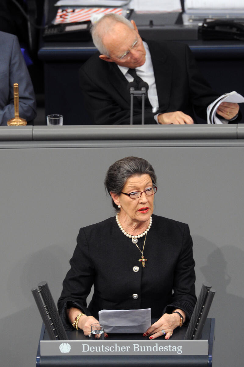 Gminder, Franziska; Schäuble, Wolfgang Franziska Gminder, AfD, Bundestagsabgeordnete, Abgeordnete, Mitglied Deutscher Bundestag, MdB, Rede, 7. Sitzung, Top 8, Thema: Gesunde Ernährung, Vorsitz: Bundestagspräsident Dr. Wolfgang Schäuble, CDU/CSU.; Rednerpult.
