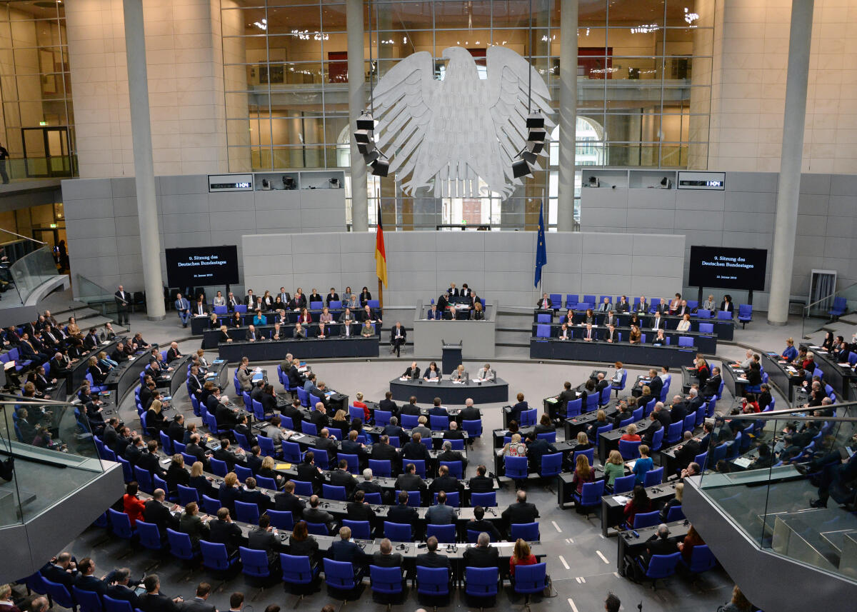  Der Deutsche Bundestag und die französische Nationalversammlung haben aus Anlass des 55. Jahrestages des Élysée-Vertrages gemeinsame Sitzungen in Berlin (hier im Bild) und in Paris. Bundestagspräsident Dr. Wolfgang Schäuble, CDU/CSU, und der französische Amtskollege Francois de Rugy, halten Reden. Anschließend reden Mitglieder des Bundestages aller im Bundestag vertretenen Parteien.; Élysée-Vertrag, Bundestagssitzung, Rednerpult, Übersicht, Adler, Bundesadler.