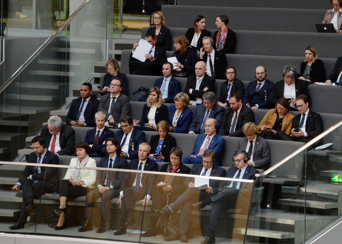  Der Deutsche Bundestag und die französische Nationalversammlung haben aus Anlass des 55. Jahrestages des Élysée-Vertrages gemeinsame Sitzungen in Berlin (hier im Bild) und in Paris. Bundestagspräsident Dr. Wolfgang Schäuble, CDU/CSU, und der französische Amtskollege Francois de Rugy, halten Reden. Anschließend reden Mitglieder des Bundestages aller im Bundestag vertretenen Parteien. Hier die französischen Kollegen auf der Ehrentribüne.; Élysée-Vertrag, Bundestagssitzung, Übersicht.