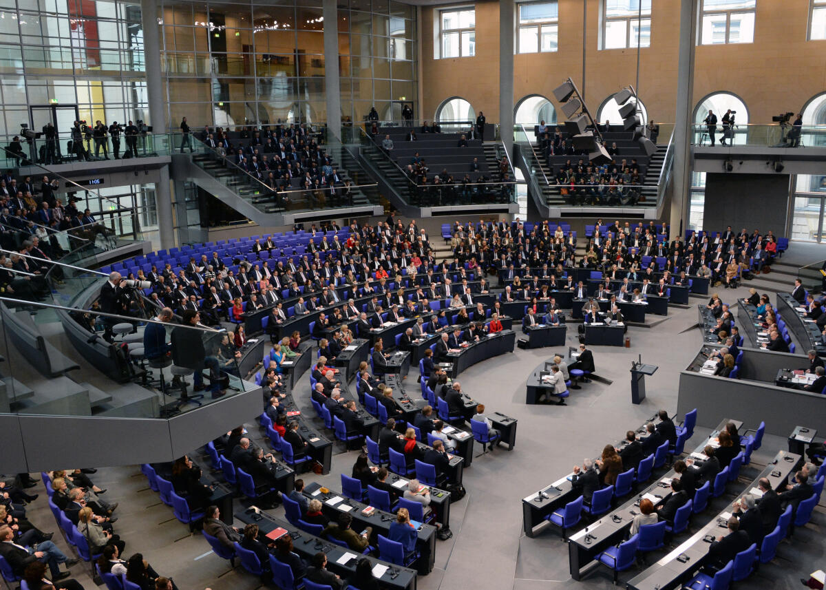  Der Deutsche Bundestag und die französische Nationalversammlung haben aus Anlass des 55. Jahrestages des Élysée-Vertrages gemeinsame Sitzungen in Berlin (hier im Bild) und in Paris. Bundestagspräsident Dr. Wolfgang Schäuble, CDU/CSU, und der französische Amtskollege Francois de Rugy, halten Reden. Anschließend reden Mitglieder des Bundestages aller im Bundestag vertretenen Parteien.; Élysée-Vertrag, Bundestagssitzung, Rednerpult, Übersicht.