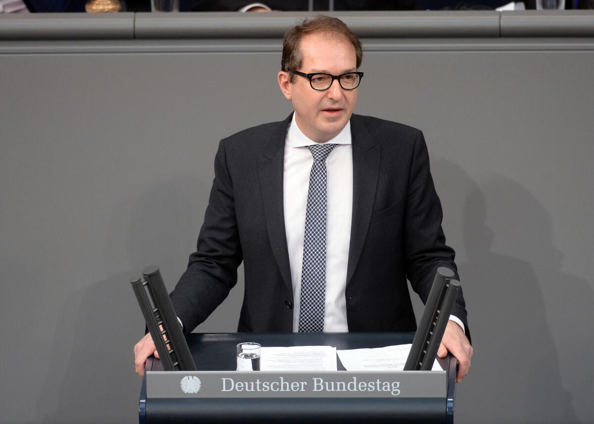 Dobrindt, Alexander Der Deutsche Bundestag und die französische Nationalversammlung haben aus Anlass des 55. Jahrestages des Élysée-Vertrages gemeinsame Sitzungen in Berlin (hier im Bild) und in Paris. Bundestagspräsident Dr. Wolfgang Schäuble, CDU/CSU, und der französische Amtskollege Francois de Rugy, halten Reden. Anschließend reden Mitglieder des Bundestages aller im Bundestag vertretenen Parteien. Hier Alexander Dobrindt, CDU/CSU.; Élysée-Vertrag, Bundestagssitzung, Rednerpult.